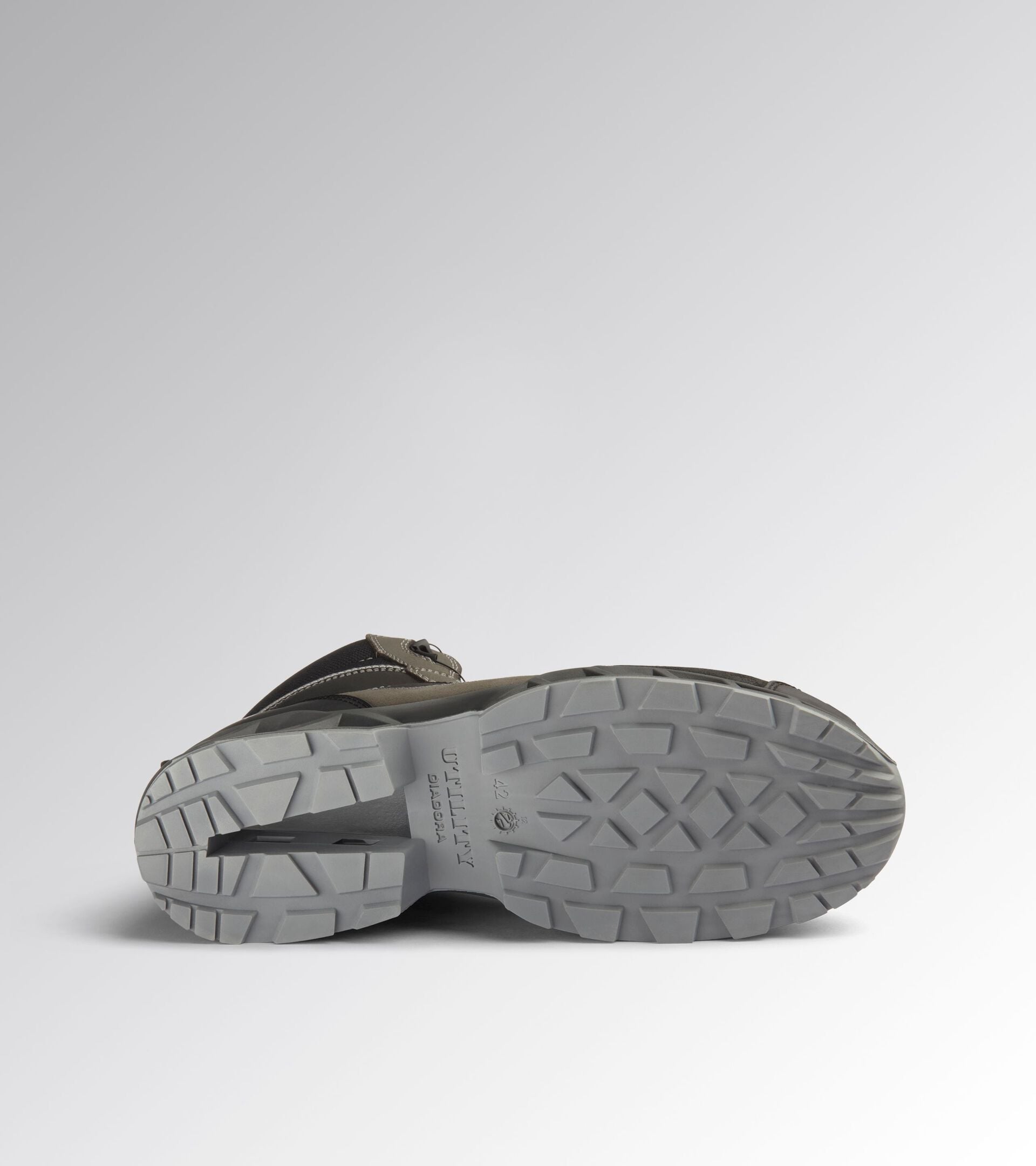Water-repellent mid-cut S3S safety shoes SHARK STABLE IMP LEAT&nbsp;Q MID S3S BLACK/SHADOW - Utility