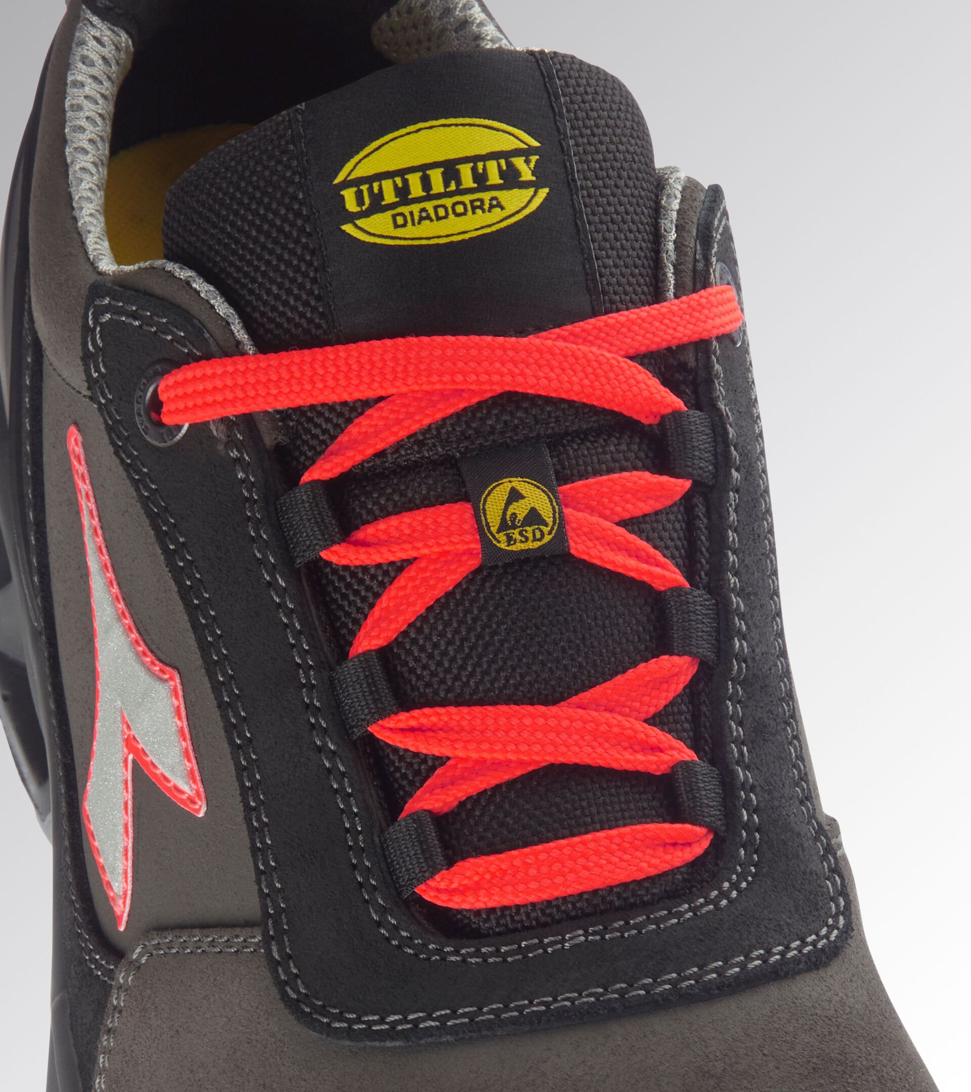 Scarpa antinfortunistica bassa SHARK STAB IMP LEAT LOW S3 SRC ESD NERO/ROSSO FLUO - Utility