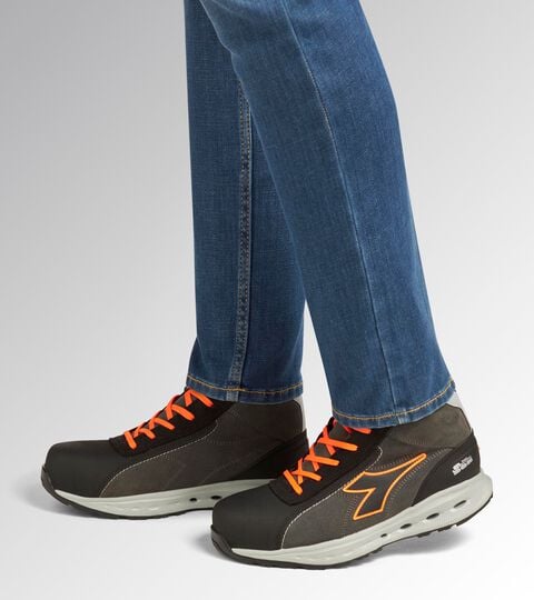 Chaussures de s&eacute;curit&eacute; semi-montantes S3S GLOVE A.BOX MID PRO S3S GRIS ASPHALTE/ORANGE FLUO - Utility