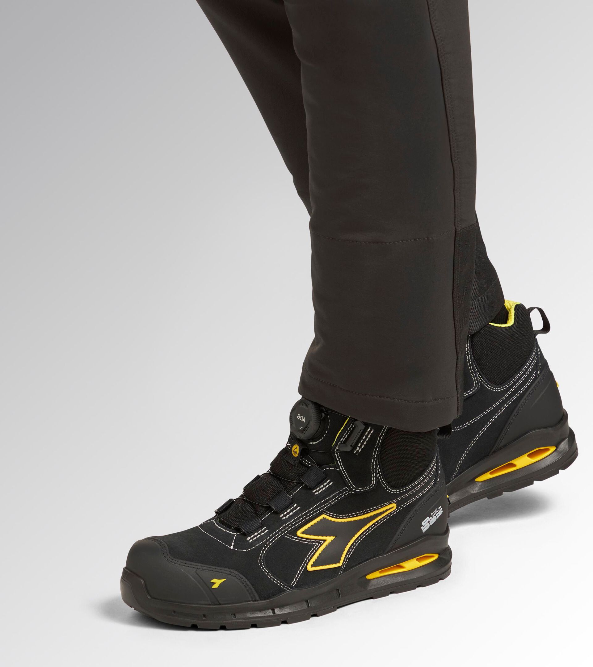 Calzado de seguridad de altura media  con BOA&reg; Fit System RUN A.BOX MASTER BOA MID S3S FO SR SC ESD NEGRO/NEGRO - Utility